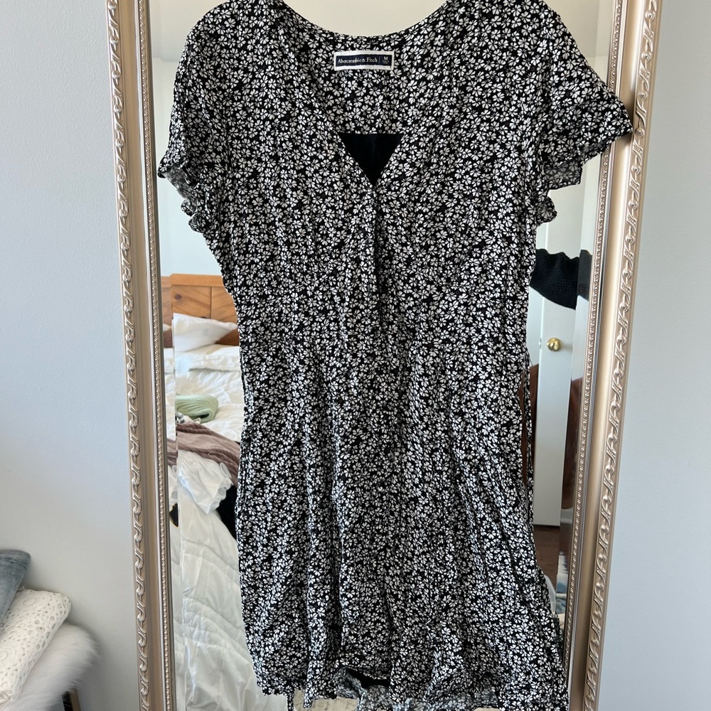 abercrombie - short sleeve button up dress black floral - size Medium